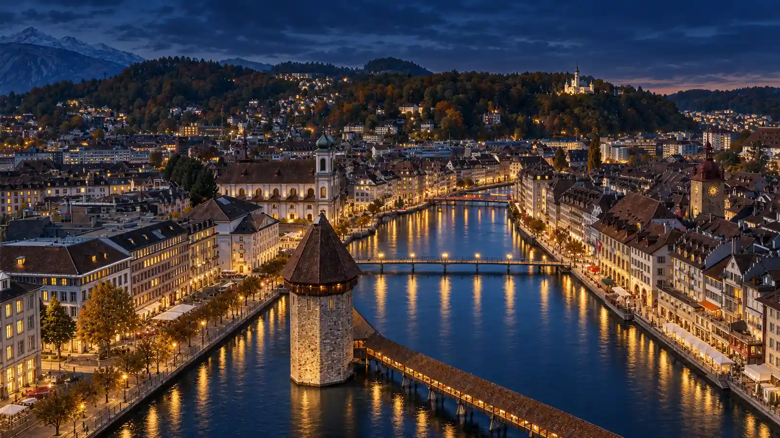 Luzern, der Fluss und die Holzbrücken von den Höhen aus gesehen, bei Nacht
