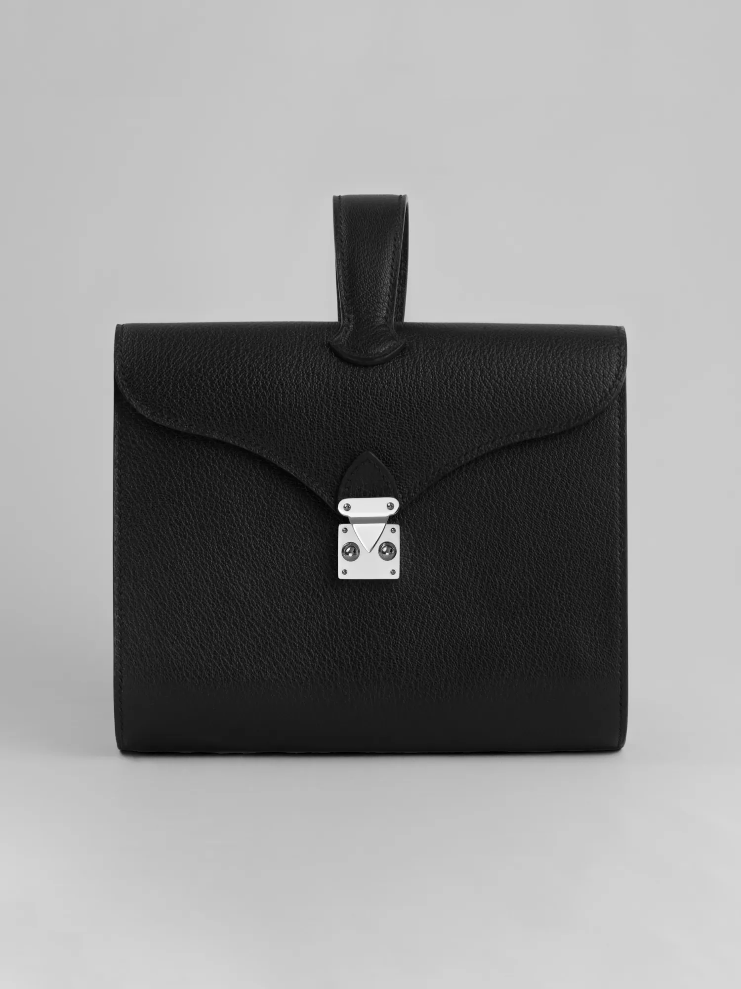 Éclat bag in black goatskin, silver hardware, front view