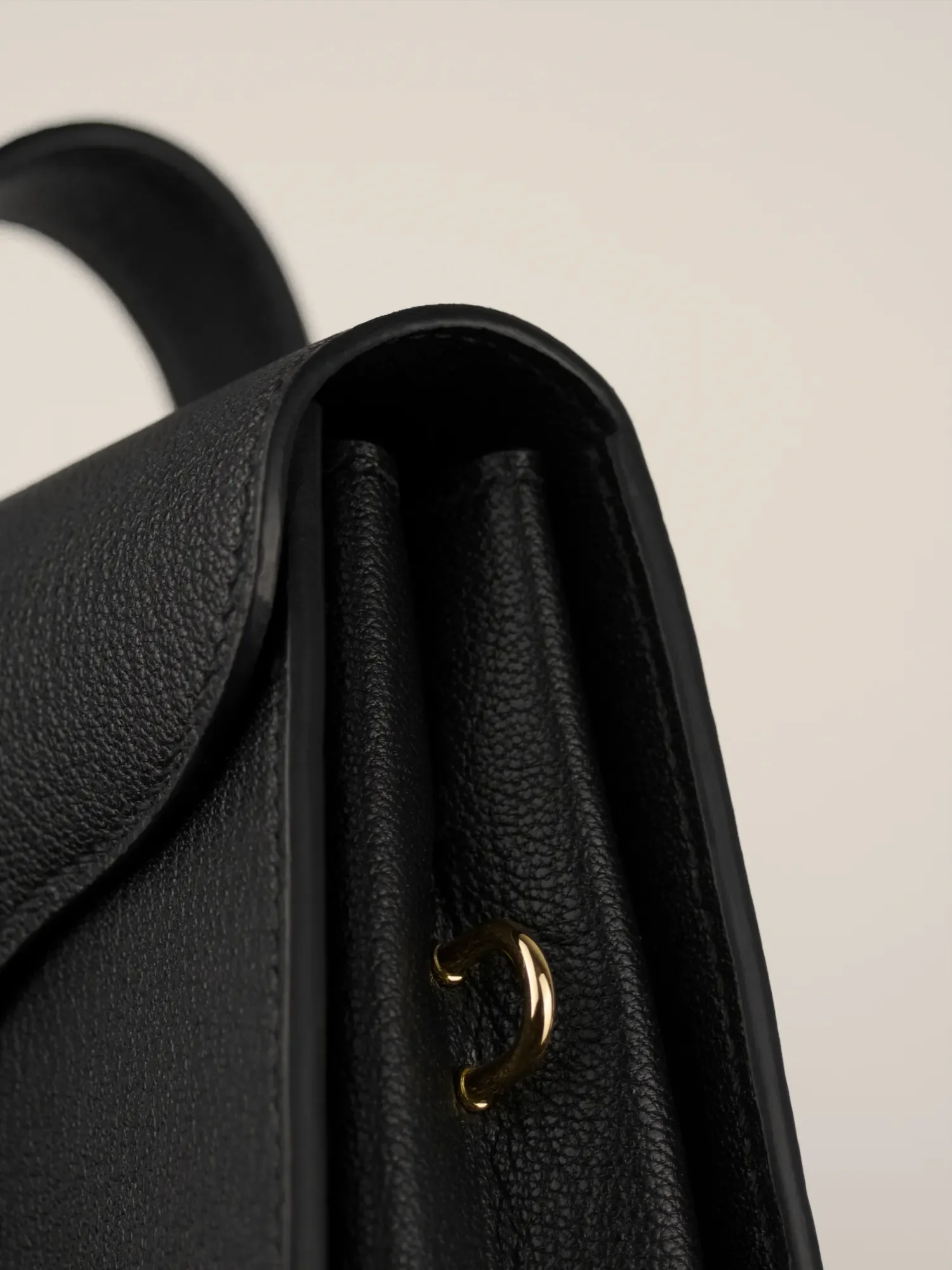 Anneau latéral du sac Éclat, bouclerie or, soufflet ouvert