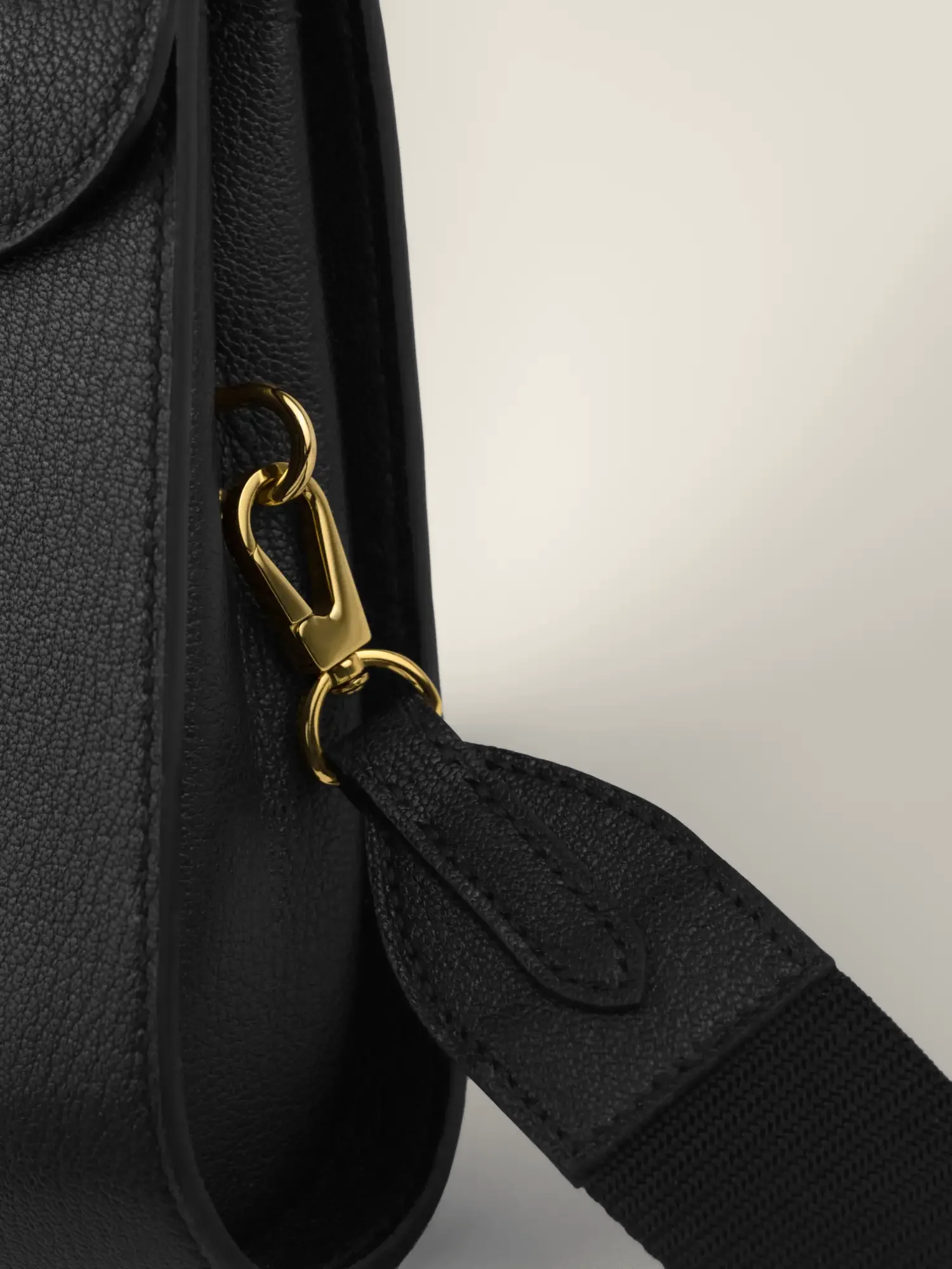 Mousqueton de la bandoulière du sac Éclat, bouclerie or, détail du point d’attache