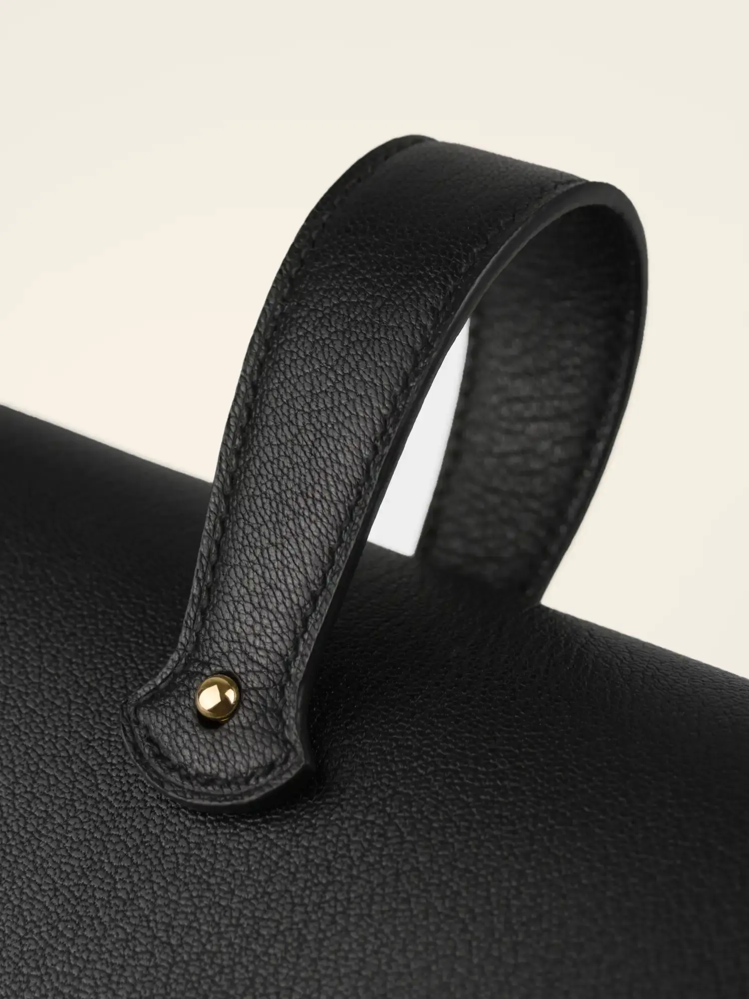 Poignée du sac Éclat, bouclerie or, détail du point d’attache et du rivet