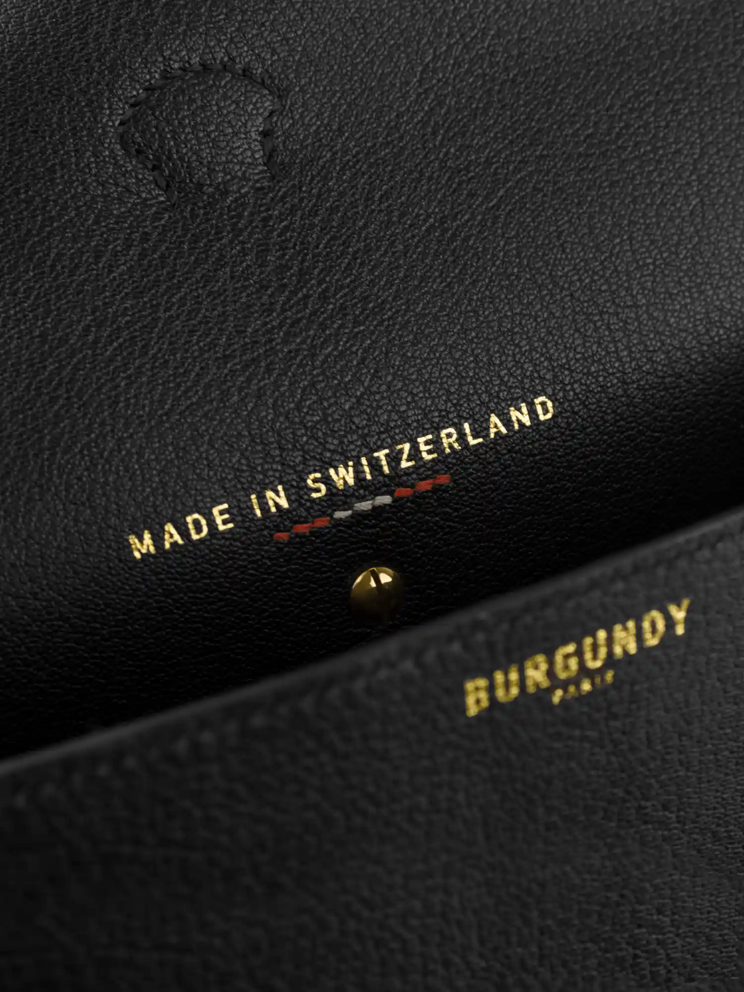 Poinçon Made in Switzerland à l’intérieur du sac ÉCLAT Noir-Or