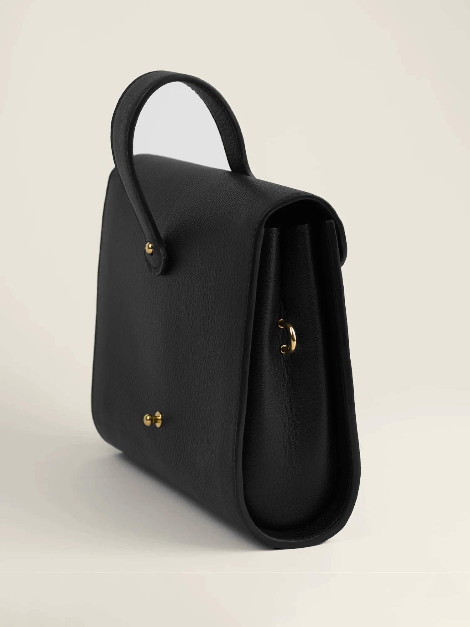Sac Éclat en cuir de chèvre noir, bouclerie or, vue de trois quarts arrière