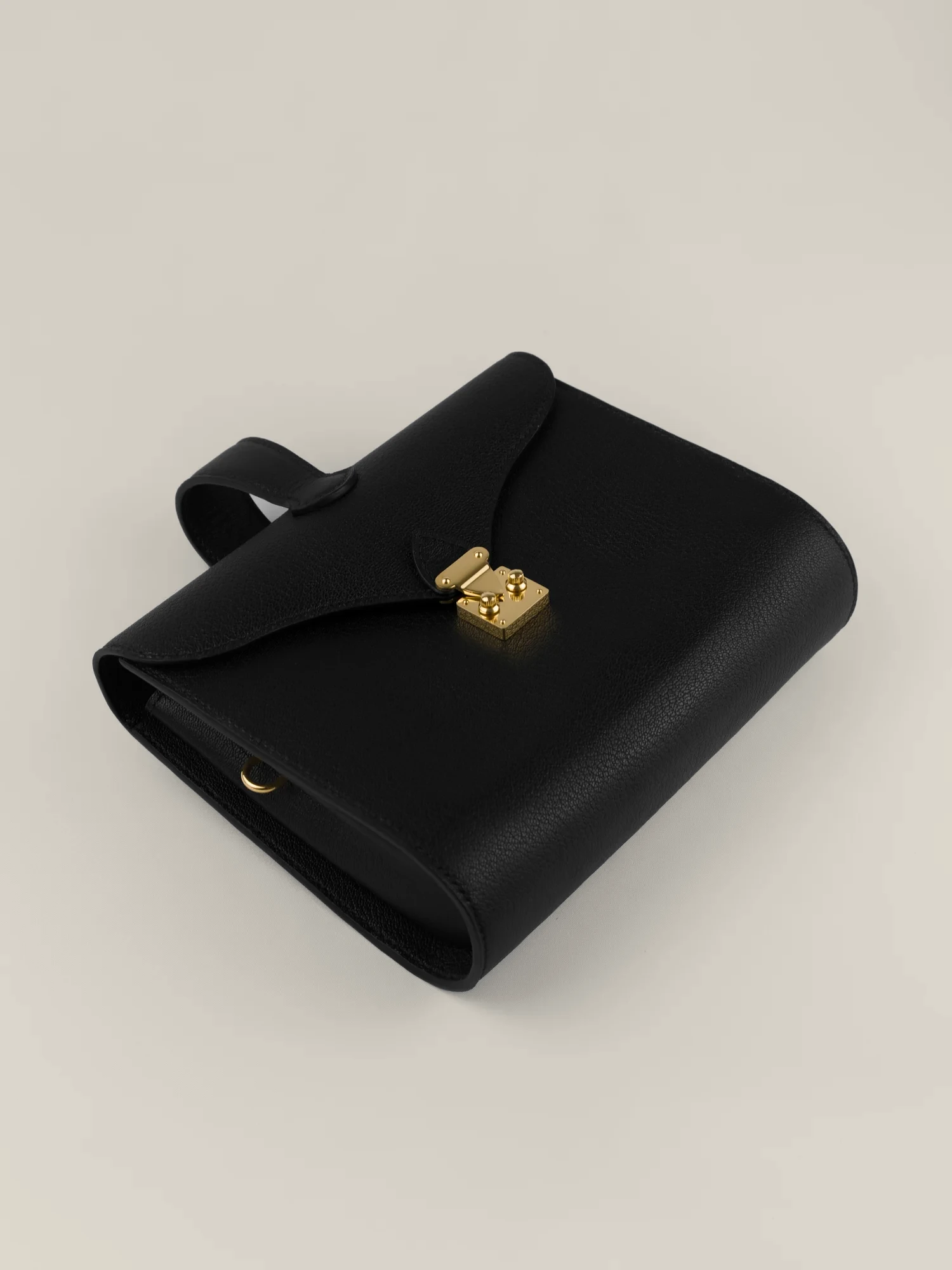 Sac Éclat en cuir de chèvre noir, bouclerie or, vue de dessus, intérieur doublé cuir
